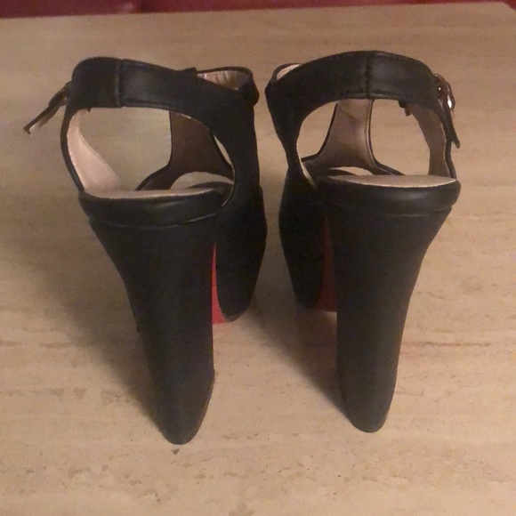 Black. Sexy, high heeled platforms. - Picture 5 of 5